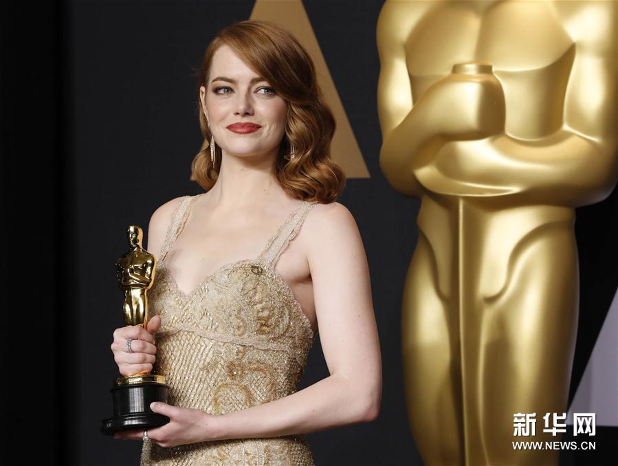 组图：第89届奥斯卡颁奖礼 获奖众星手捧小金人