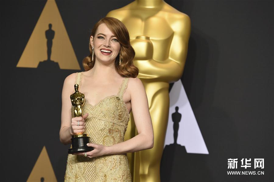 组图：第89届奥斯卡颁奖礼 获奖众星手捧小金人