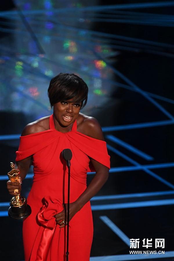 组图：第89届奥斯卡颁奖礼 获奖众星手捧小金人