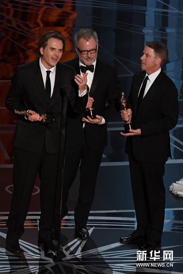 组图：第89届奥斯卡颁奖礼 获奖众星手捧小金人