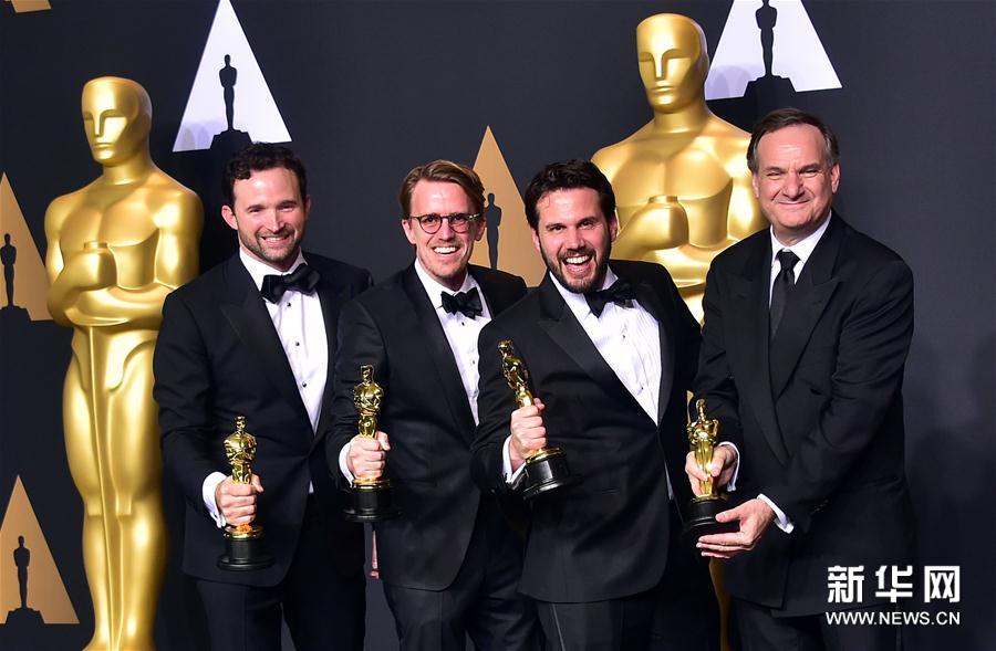 组图：第89届奥斯卡颁奖礼 获奖众星手捧小金人