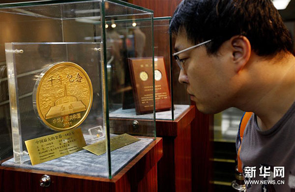 近日,由中国人民银行货币金银局主办、中国印钞造币总公司承办的“国币之尊艺术之美”——人民币硬币发行60周年全国巡展在上海图书馆举行,展示了自1957年12月1日正式发行人民币硬币起,已经发行的4套流通硬币、96个品种108枚普通纪念币和2000余种贵金属纪念币。