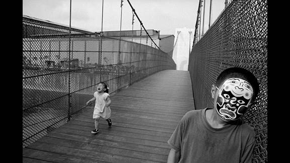 说明: Macintosh HD:Users:chendong:Desktop:张乾琦 工作坊:工作坊:官方作品:中文图说:不存在的战争:6. 张乾琦,“不存在的战争”视频截图,2017.jpg