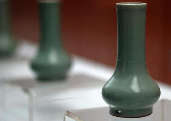 南宋，龙泉窑，粉青釉鼓腹瓶 