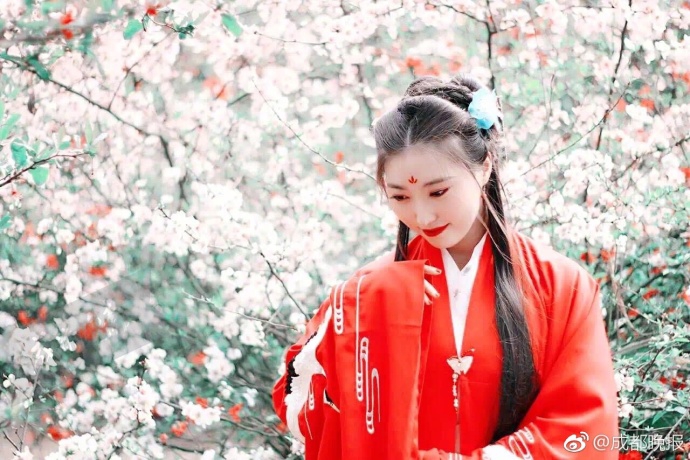 组图:别样毕业旅行 成都妹子带汉服去俄罗斯