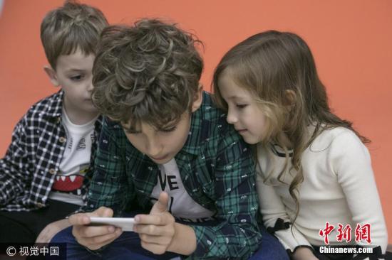 外报:一天滑手机80次 孩子网瘾过高怎么办?
