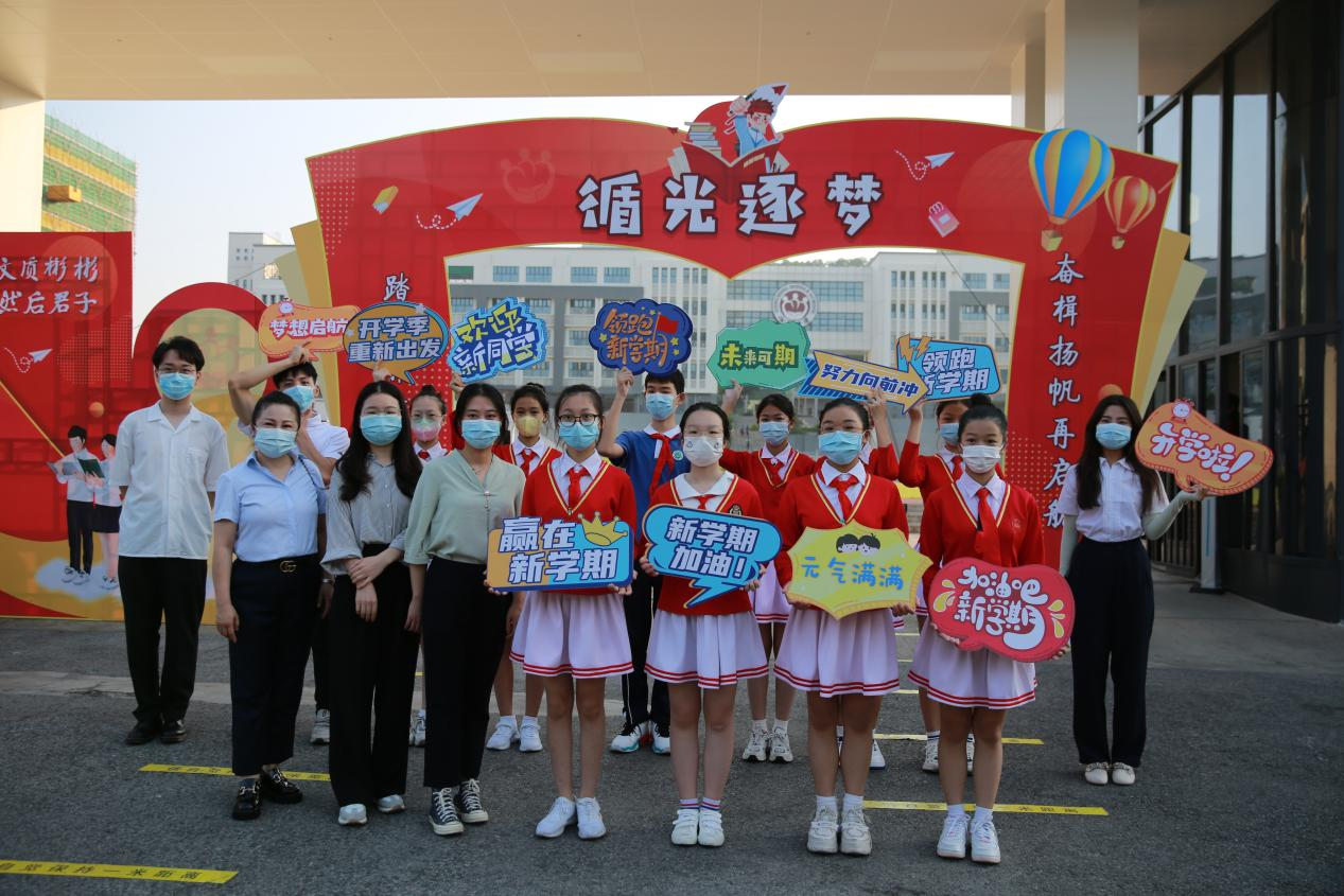 元气满满重返校园，深圳各中小学、幼儿园学生分批陆续返校
