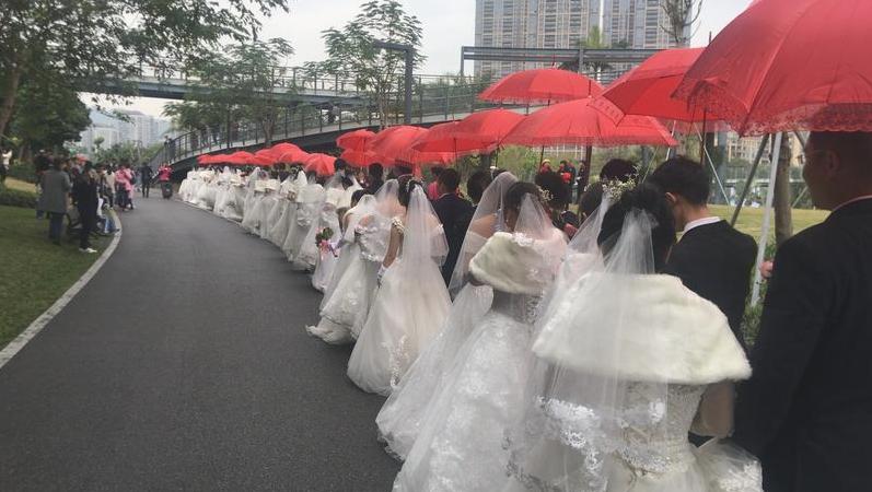 在现场|香蜜公园举办集体婚礼