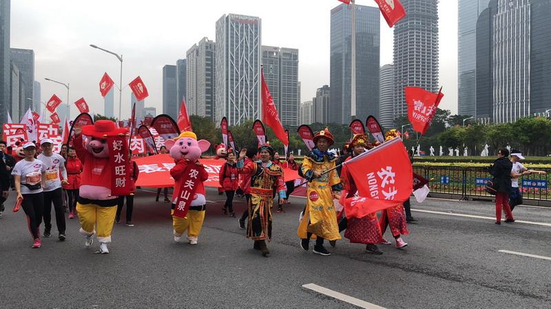 在现场|2018深马鸣枪开跑 带你领略深马人热情