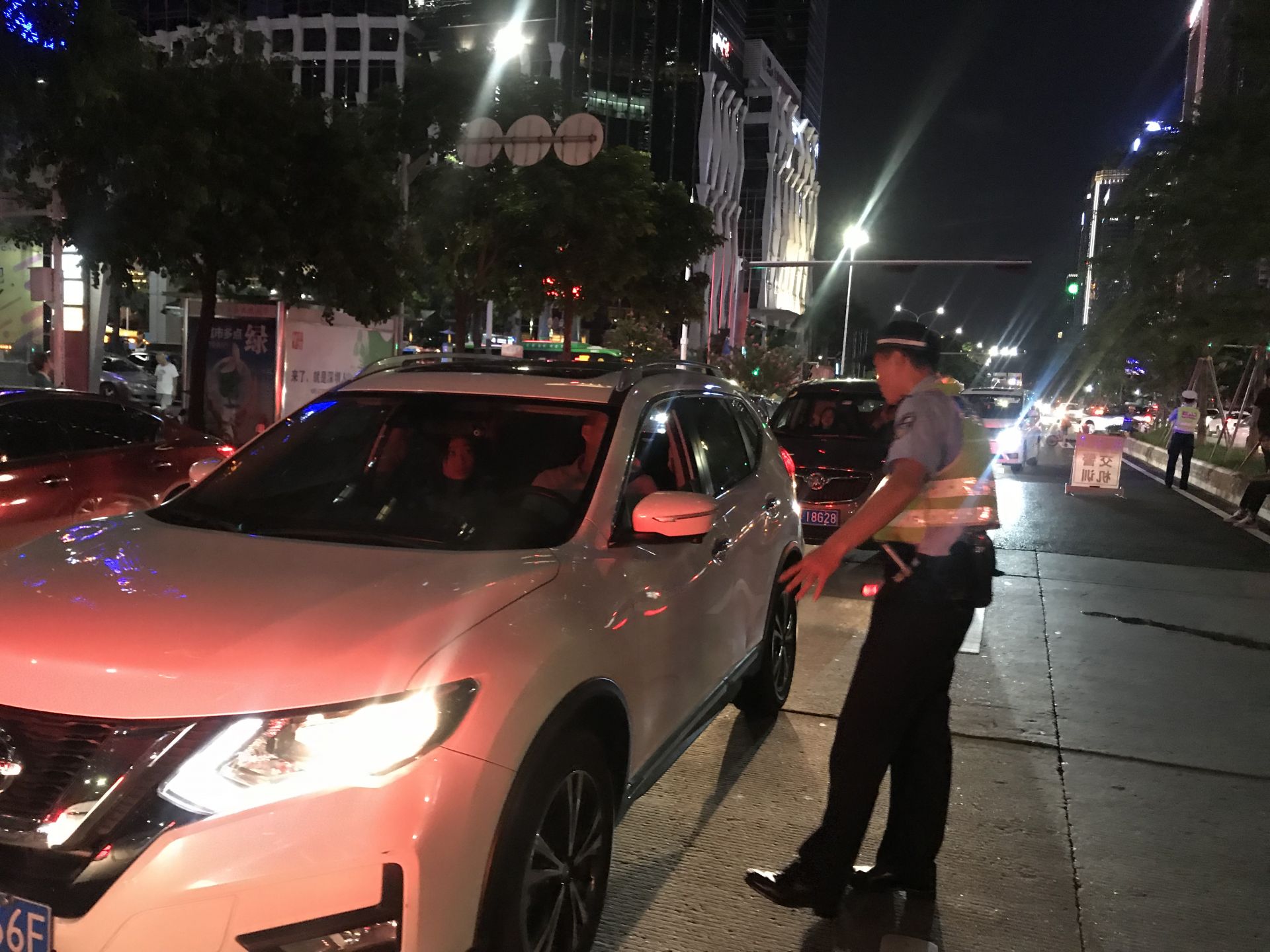 针对车辆“远光灯”，深圳交警开展专项查处行动 