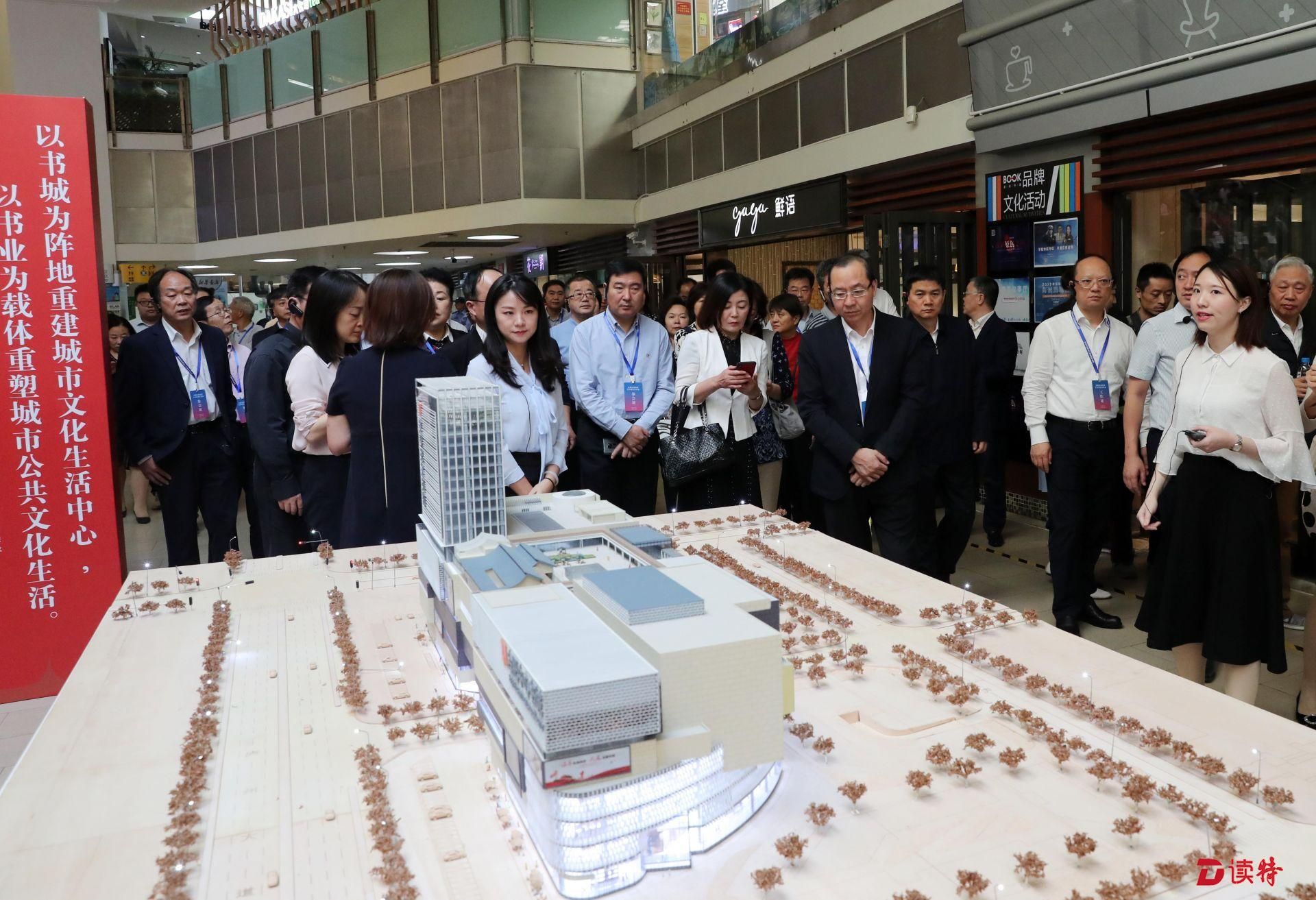 全国各地代表“点赞”深圳全民阅读：“赞！这座城市把中轴线给了‘书’”_深圳新闻网