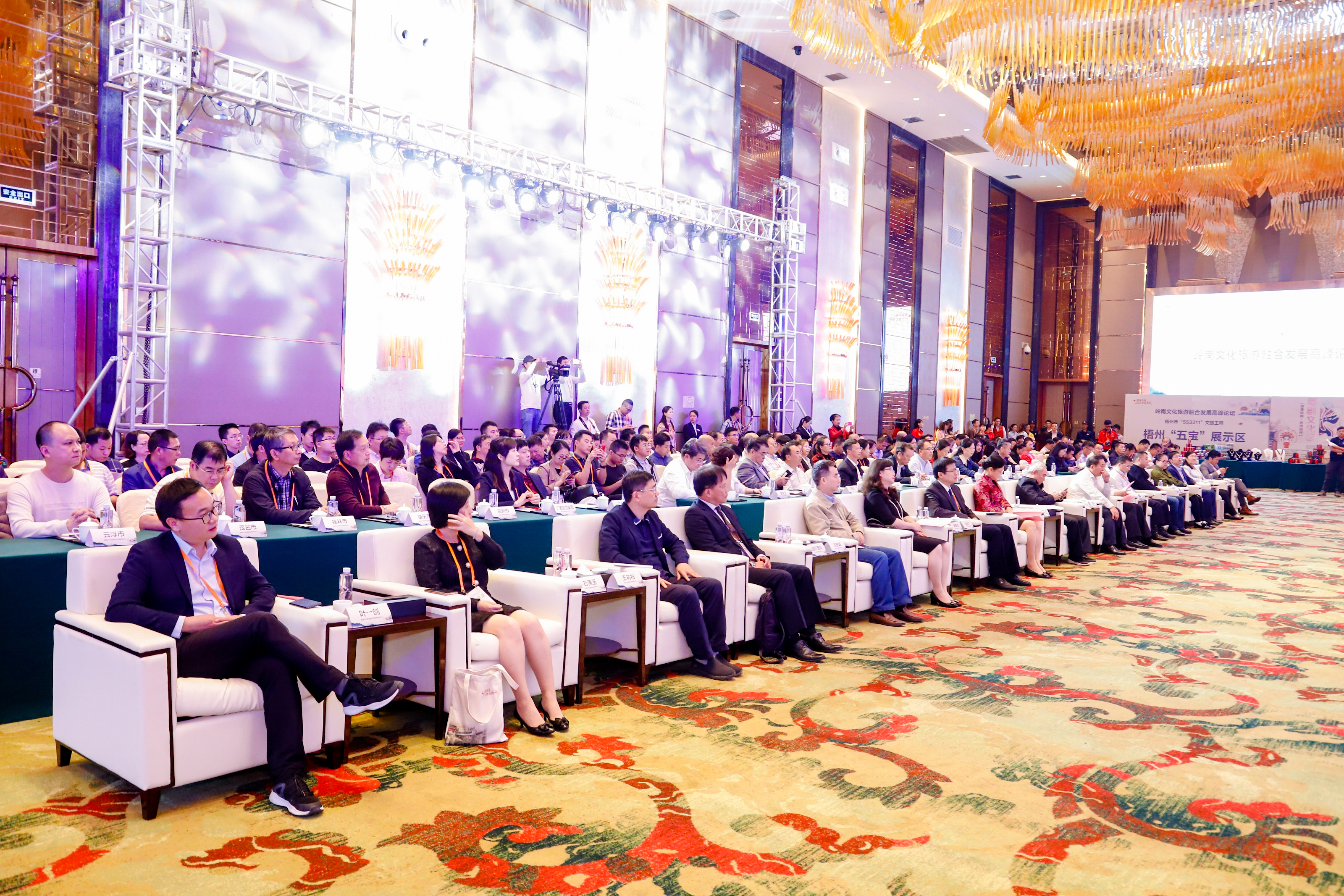 赏粤剧、品龟苓 广西梧州邀游客共赏岭南文化