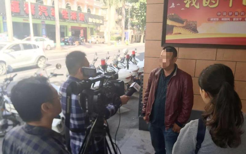 离奇！公交车闹市逆向行驶，随后又肆意倒退！
