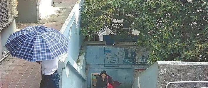 这个晴天打伞的男人，成功吸引了警察的注意力