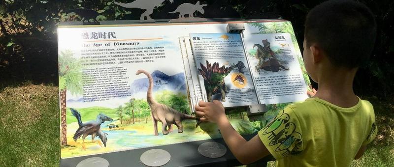 幼儿园强制要求亲子阅读并发朋友圈打卡，众家长褒贬不一，你怎么看？