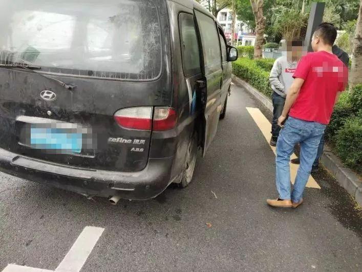 他嫌弃同事车技差，于是接过了方向盘！结果却被拘了……