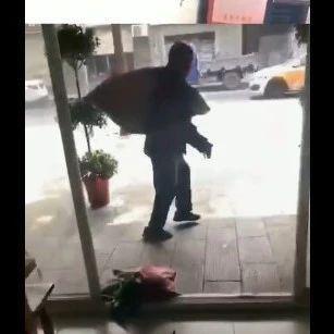 暖闻畅读丨老板请拾荒老人吃面，老人扔下一大袋东西掉头就走！