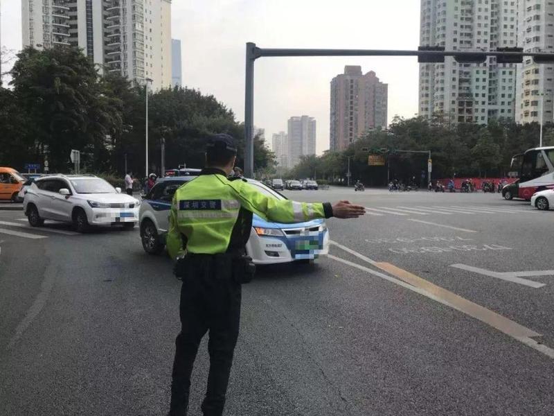 路边有交警蜀黍管着，天上有电子警察看着，他们还敢变道不打灯？