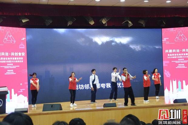 深圳全力推动“志愿者之城”3.0建设，这群“红马甲”太美了！