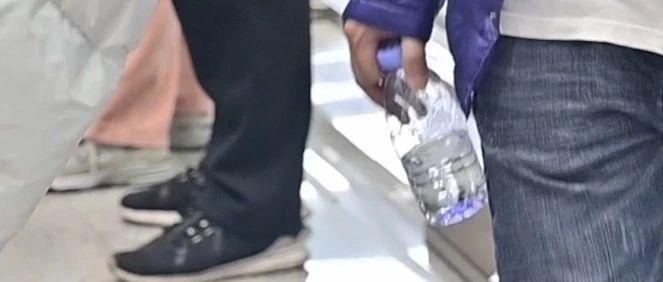 男子带白酒进站被查后豪饮！网友：深圳版《人在囧途》