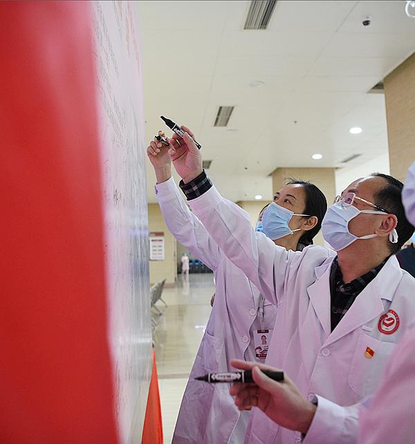 疫情来时，龙岗区妇幼保健院一医生志愿加入中国共产党