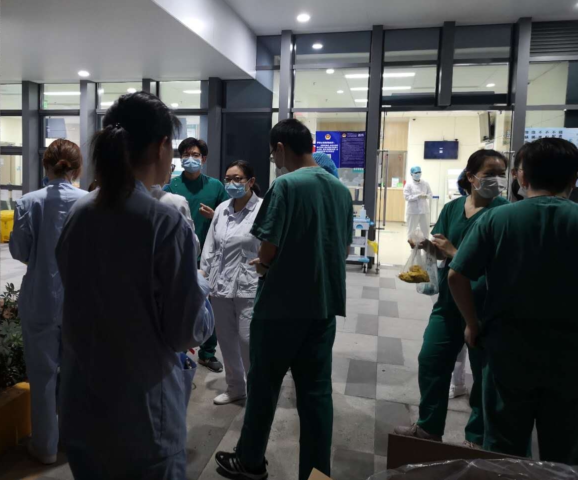 30分钟内百名医护人员报名！24名白衣“排雷兵”深夜集结奔赴口岸（最新发布）
