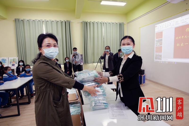 深喀“千校手拉手”两地师生互助抗疫情喀什孩子戴上了深圳捐助的口罩