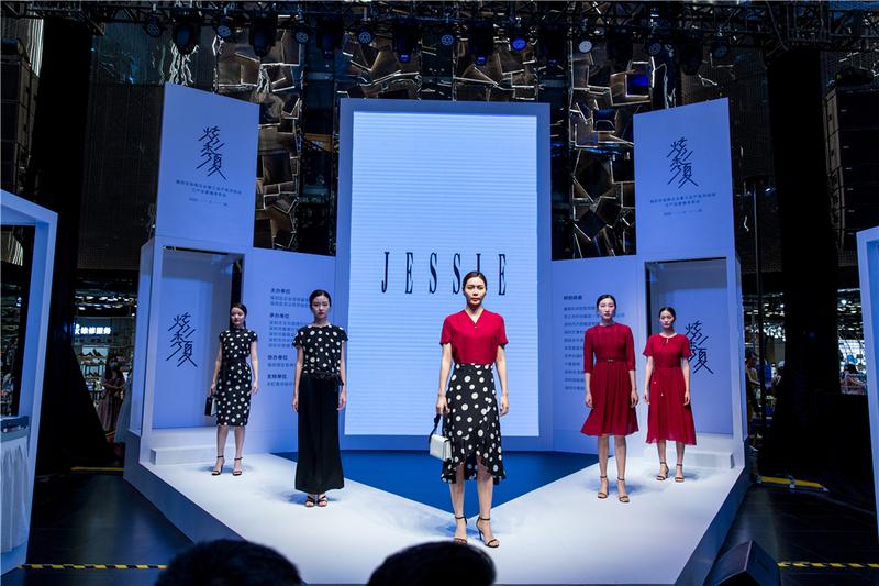 注意 此地有模特出没！福田“炫秀一夏”直播引十万人同看