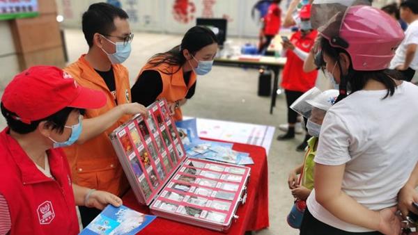 石岩双工联动开展“健康同行共拒毒魔”禁毒宣传活动