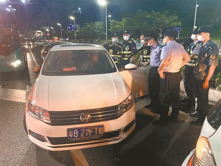 暴力抗法还抓伤咬伤3名执法人员 黑车司机被行政拘留10天