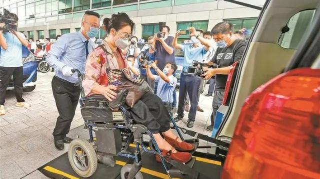 深新早点｜全国首批纯电动无障碍出租车落地深圳，用车可拨打12385预约（语音播报）