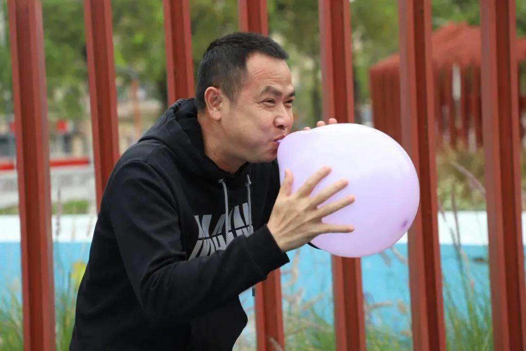 接力吹气球、欢乐踩气球游戏环节今天，同一片乡土拉近了我们今天，同一