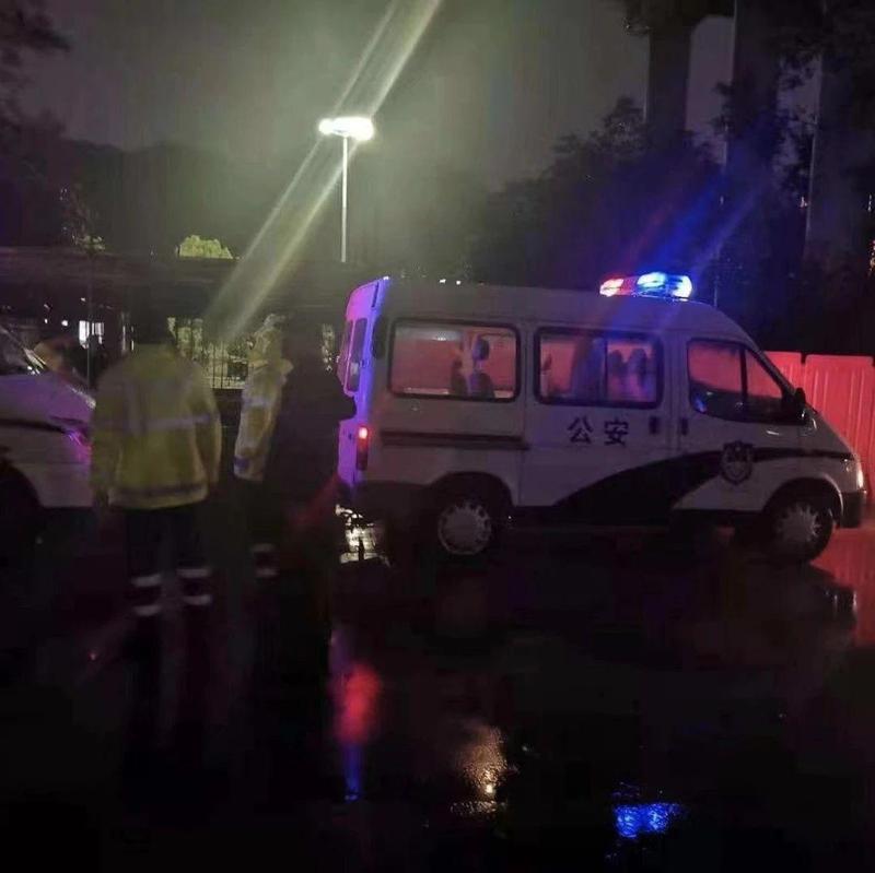 我为群众办实事 | 一场暴雨被困阳台山 警方紧急救援助脱险