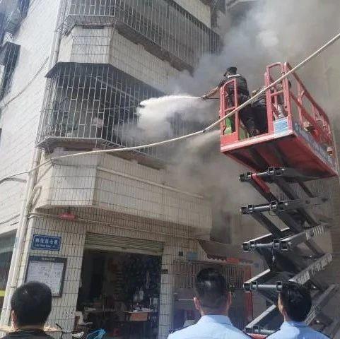 我为群众办实事 | 居民家中插座漏电不慎起火，宝安警方及时救援……