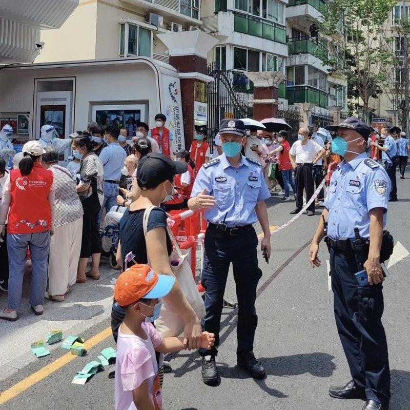 ​为战疫护航，盐田分局民警顶风冒雨全力做好疫苗接种点安保工作