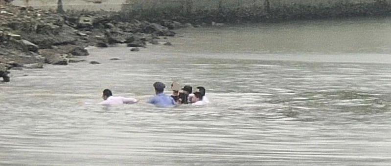 男子因感情问题跳海轻生，危急时刻他们来了