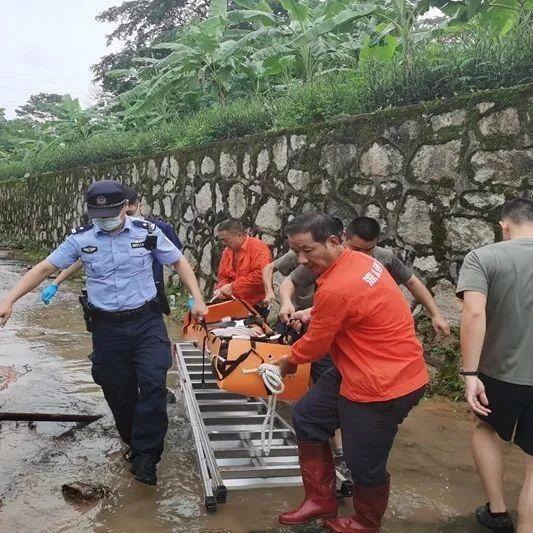 我为群众办实事 |男子不慎坠落河道 警民合力紧急救援