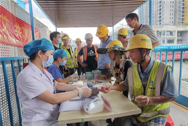 义剪义诊送清凉 罗湖100余名棚改工友收到一份夏日关怀