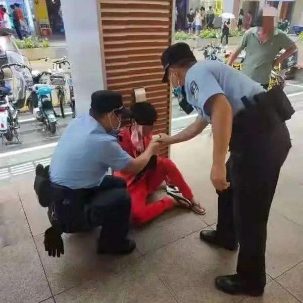 深圳警方及时救助心脏病突发群众