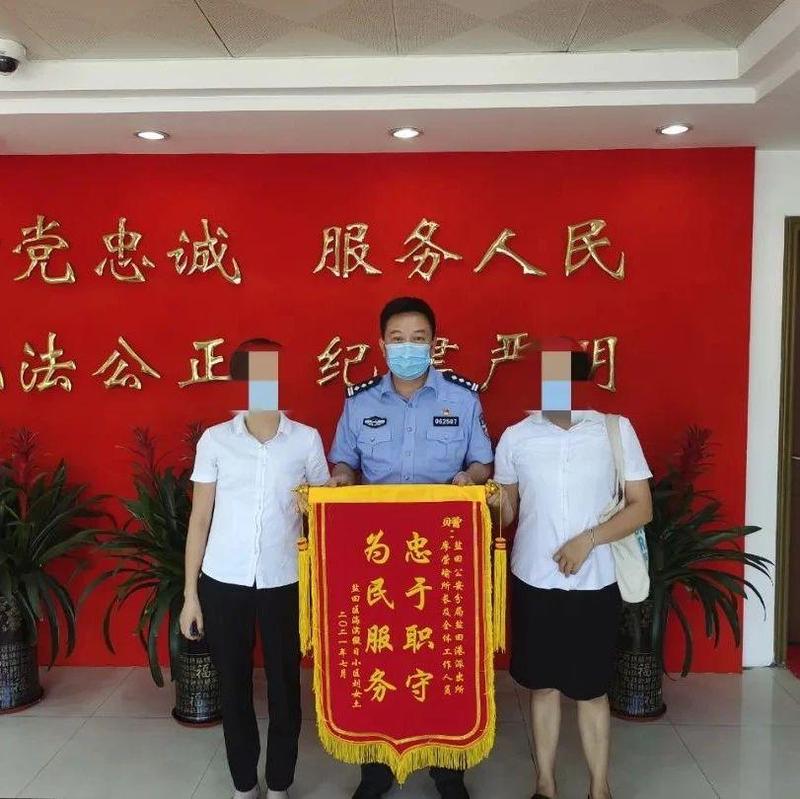 民警及时找回出走男孩，家人送锦旗致谢