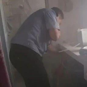煤气罐窜出2米长的火舌，民警不惧危险逆行救火！