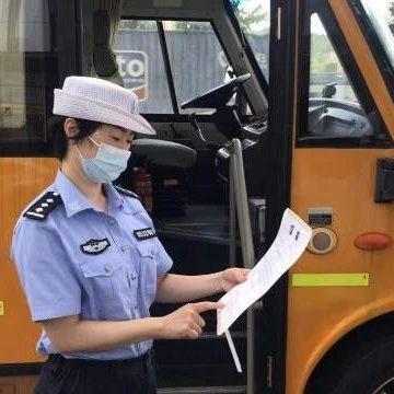 开学啦！交警蜀黍为同学们保驾护航