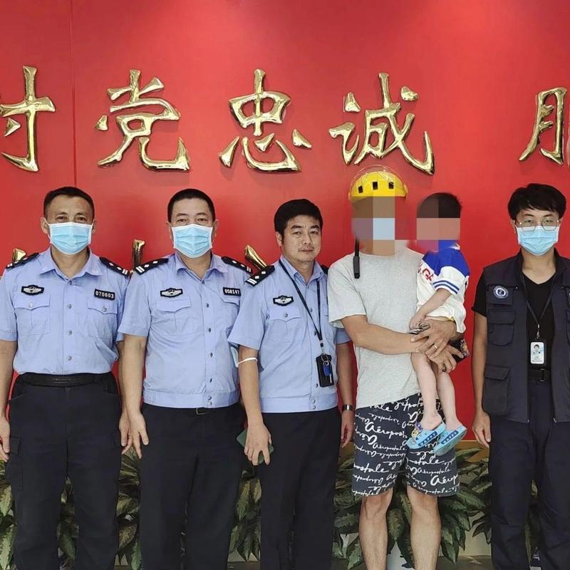 三岁小孩菜市场走失，警方帮助寻回