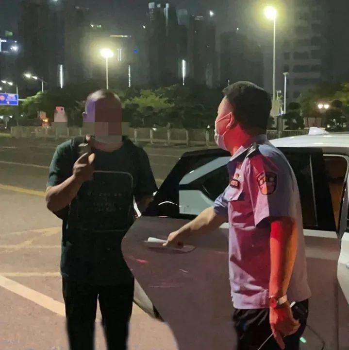 一男子在车水马龙中旧病复发，结果……