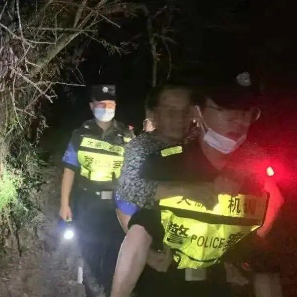 七旬阿婆迷失山林，警方连夜搜救背下山