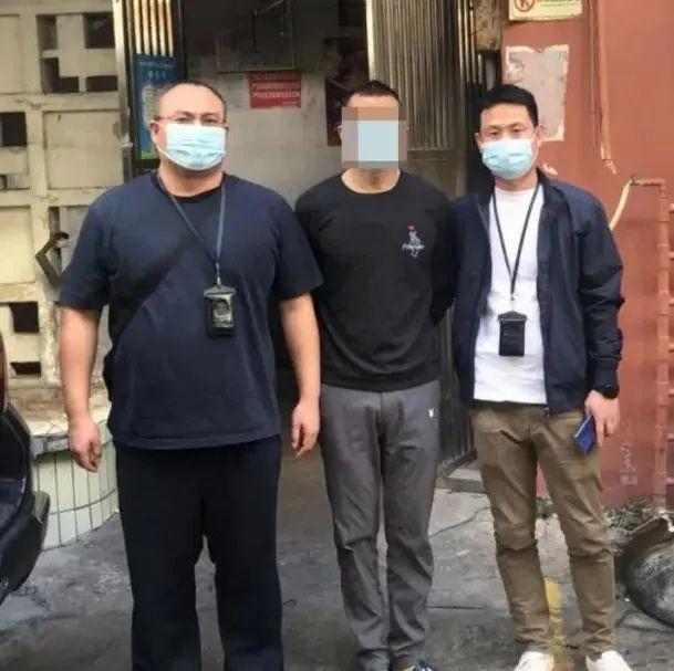 喝醉路边卧，手机被摸走……