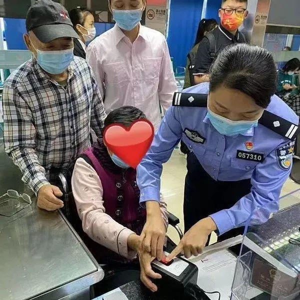 暖心！民警为腿脚不便老人办理户政业务
