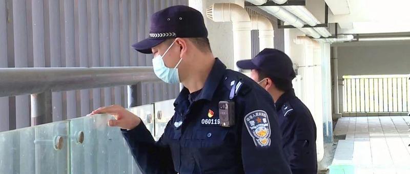 接了个电话，女子吓到腿软......