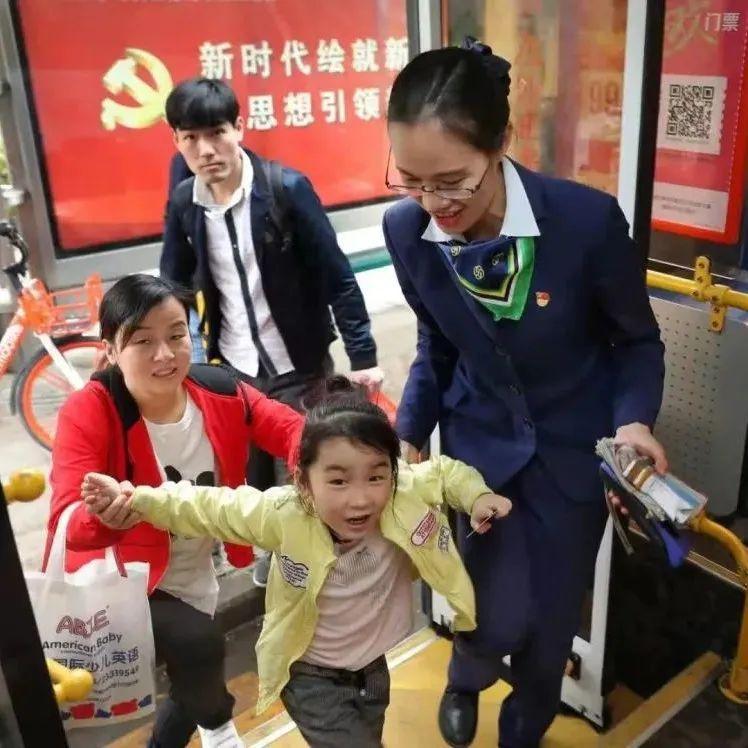 文明典范丨她把乘客当亲人，用真心换真情
