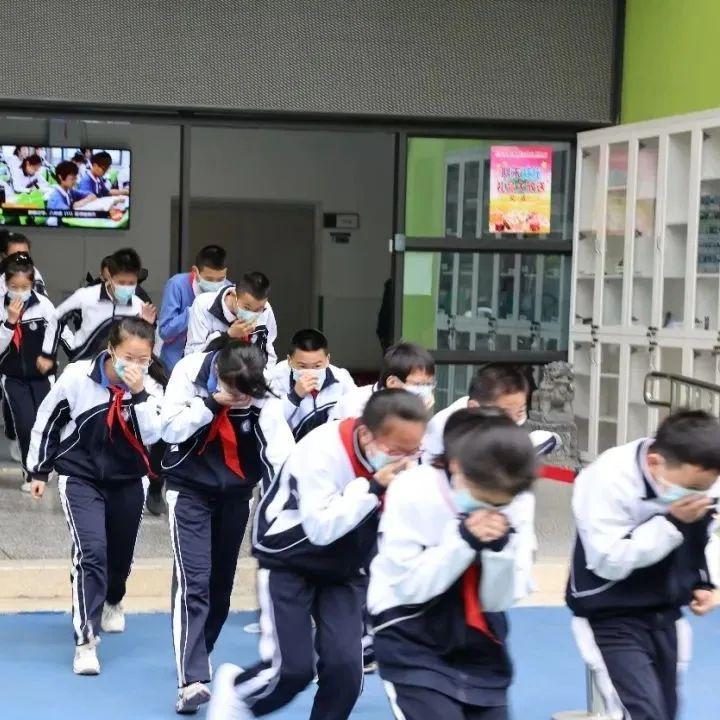 消防演习，防患未“燃”！麒麟二中举行消防安全逃生演练